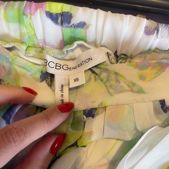 Beautiful BCBG generation pleated skirt - Picture 4 of 5